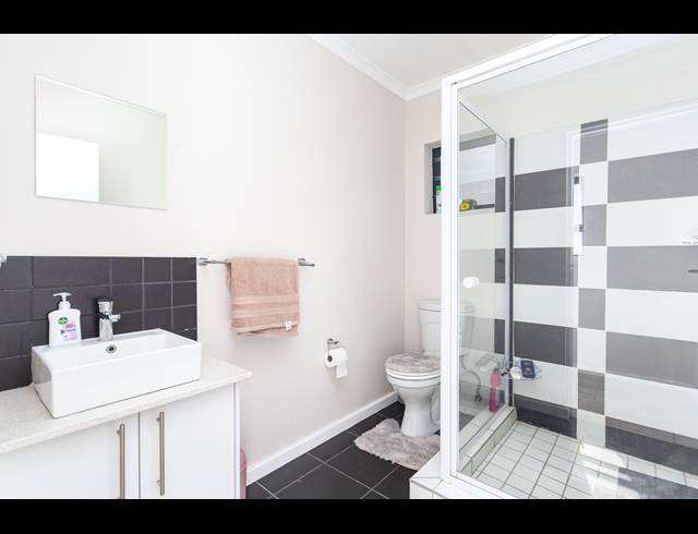 2 BEDROOM APARTMENT FOR SALE IN TABLE VIEW